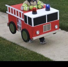 Homemade Halloween firetruck costume made out of a cardboard ... Cardboard Box Firetruck, Diy Firetruck Costume Cardboard Boxes, Firetruck Halloween Costume, Fire Truck Halloween Costume, Fire Truck Costume Diy, Diy Fire Truck Costume, Cardboard Firetruck, Firetruck Costume, Fire Truck Costume