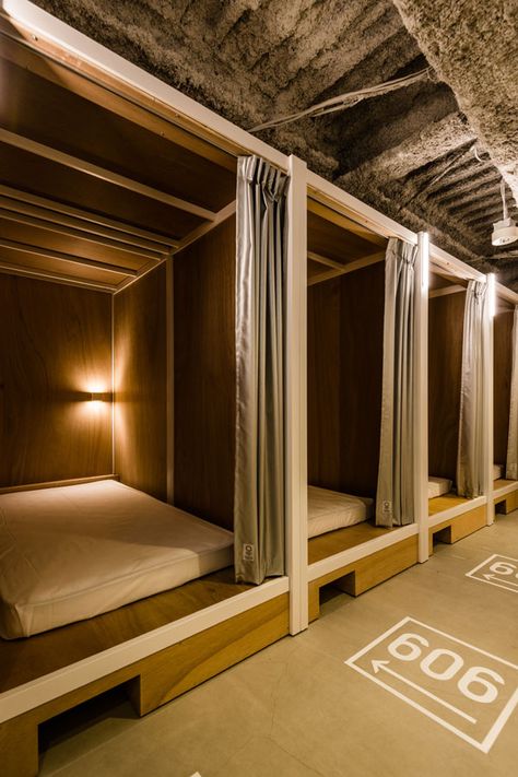 TOKYO- Owned by Space Design Inc., Bunka Hostel Tokyo – bunka is Japanese for ‘culture’ – occupies an old seven-storey building in the city’s historical Asakusa district. Bed Capsule Design, Luxury Hostel Bunk Bed, Hostel Beds Design, Backpackers Hostel Design, Hostel Room Ideas, Dormitory Design, Locker Drawer, Architecture Japan, Dorm Beds