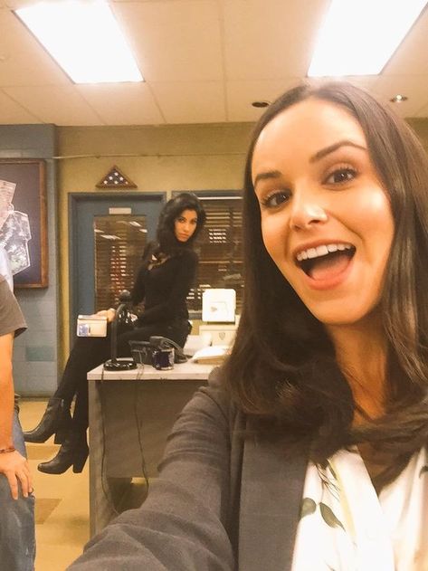 Melissa Fumero, Brooklyn 99, Brooklyn, A Woman, Bts, Mirror