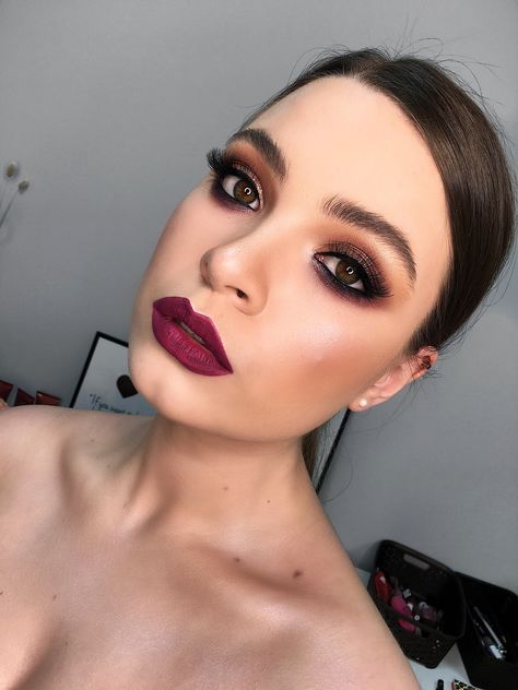 Deep Red Lipstick Makeup, Bold Lip Makeup Looks, Wine Dress Makeup, Maroon Lips, Burgundy Eye Makeup, Perfect Wedding Makeup, Deep Red Lipsticks, Wine Lipstick, Wine Lips