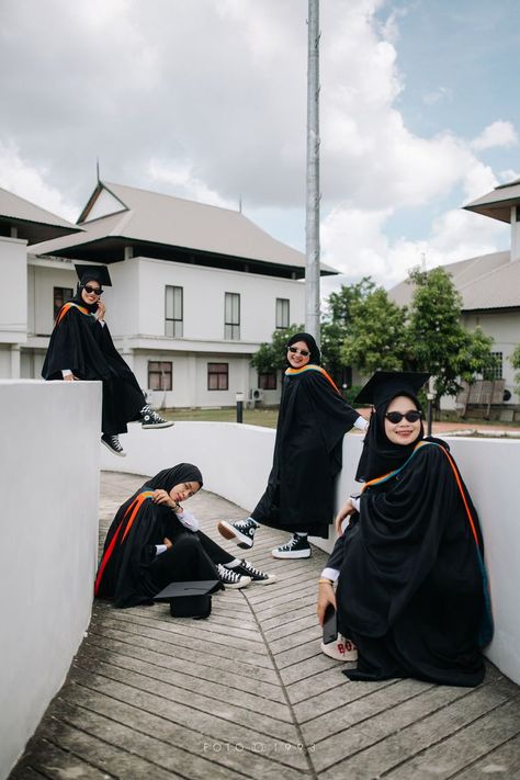 #convocation #posebook Group Pose, Graduation Photography Poses, Group Photography Poses, Group Poses, Graduation Picture, Graduation Picture Poses, Grad Photoshoot, Group Photography, Graduation Photography