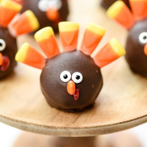 Peanut Butter Cup Turkey Cookies, Thanksgiving Treats For Kids, Easy Thanksgiving Snacks, Oreo Cookie Balls Recipe, Oreo Turkey, Cookie Balls Recipe, Delicious Thanksgiving Desserts, Thanksgiving Desserts Kids, Oreo Cookie Balls