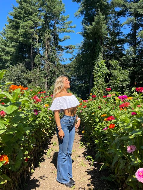 #flowers #prairie #flowerfield #besties #poses #flowerstagram #instagram #jeans #levi #abercrombie #blonde #pink #orange Flower aesthetic | levi jean shorts| levi jean pants outfit | summer photoshoot | flower field | field of flowers | field aesthetic | field photoshoot ideas | outdoor photoshoot ideas | posing ideas Abercrombie & Fitch Blanco By Nature Flower Field Outfit Ideas Jeans, Flower Garden Outfit Ideas, Flower Field Outfit Ideas, Flower Farm Outfit, Flowers Field Aesthetic, Orange Flower Aesthetic, Photoshoot Flower Field, Flower Field Outfit, Field Photoshoot Ideas