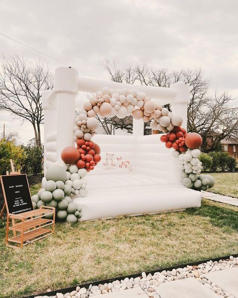 White Bounce House Photoshoot, White Bounce House, Balloons Backdrop, Kids Ball Pit, Citrus Wedding, Bounce Houses, Bubble House, Soft Play Equipment, Safari Birthday Party