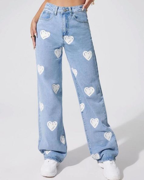 Jeans With Hearts, Cochella Outfits, Heart Jeans, Painted Clothes Diy, Fashion Top Outfits, Moda Jeans, Painted Jeans, Cute Pants, Painted Denim