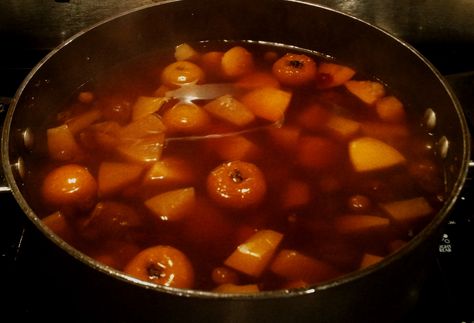 El Ponche Navideño, Deliciosa Tradición Hot Christmas Punch, Ponche Recipe, Mexican Christmas Food, Tamarind Fruit, Hot Christmas, Seasonal Fruits, Christmas Festivities, Mexican Christmas, Christmas Punch