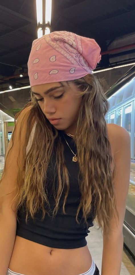 Pink Bandana Outfit, Bandana Outfit, Bandana Girl, Pink Bandana, Outfit 90s, Bandana Hairstyles, Fit Ideas, Bandanas, Trucker Hat