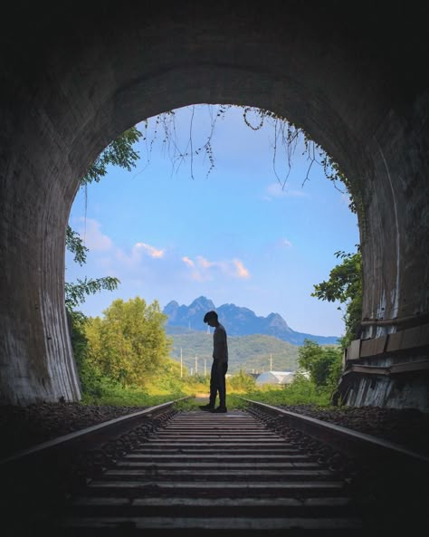 Reference Photos With Background, Composition Reference Photo, Train Reference Photo, Cinematic Photography Nature, Cinematic Photography Landscapes, Compositional Photography, Escapism Photography, Train Photo Ideas, Background Reference Photo