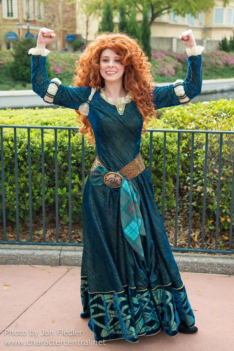 Merida Costume, Brave Characters, Merida Cosplay, Disney Princess Merida, Winter Cloak, Pictures Of Princesses, Princess Merida, Disney Brave, Shanghai Disney Resort