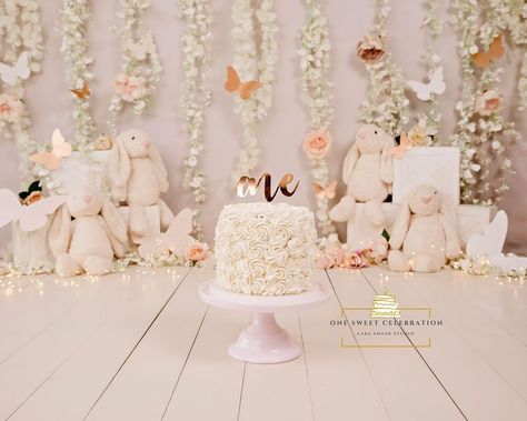 Bunny Smash Cake, Decor Aqiqah, Floral Cake Smash, Bunny Birthday Theme, Cake Smash Inspiration, Cake Smash Theme, Baby Birthday Photoshoot, Bunny Theme, Bunny Birthday Party