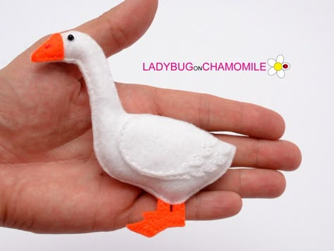 Felt GOOSE, stuffed felt Goose magnet, ornament, toy, Brooch, Keychain. Felt Goose Pattern, Goose Puppet, Felt Goose, Felt Softies, Felt Charms, Toro Cat, Homemade Christmas Ornaments Diy, Tiny Animals, Felt Keychain