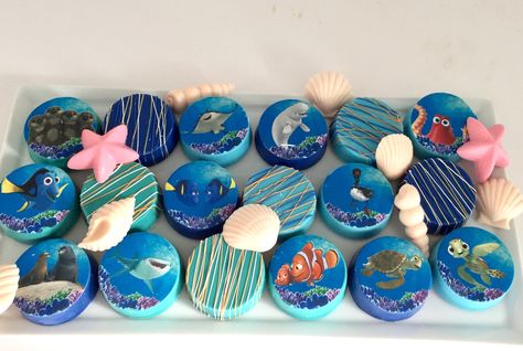 Finding Nemo Pretzel Rods, Finding Nemo Rice Krispie Treats, Finding Nemo Treats, Nemo Desserts, Finding Nemo Cake Pops, Finding Nemo Desserts, Finding Nemo Cupcakes, Nemo Treats, Dory Recipe