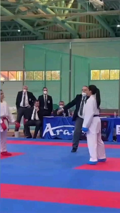 Karate Aesthetic, Karate Techniques, Taekwondo Video, Karate Video, Karate Women, Karate Kumite, Karate Quotes, Mixed Martial Arts Training, Women Karate