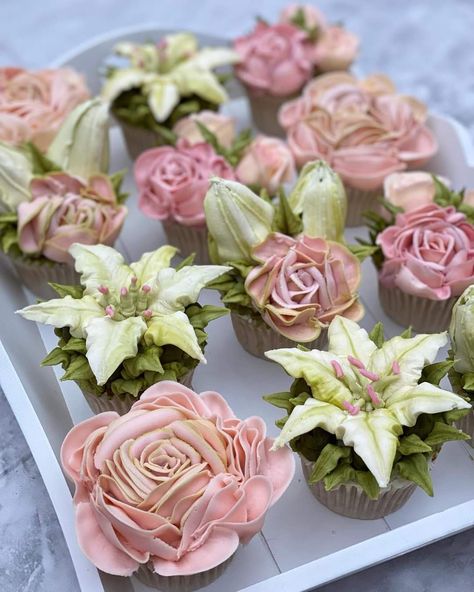 Decorated Cupcakes, Jane Taylor, Buttercream Cake Decorating, Happy Birthday Cupcakes, Creative Cupcakes, Giant Cupcakes, Pretty Dessert, Cupcake Bouquet, Cupcake Designs