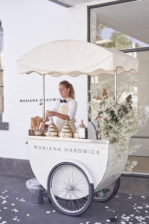 event cart Roda Gerobak, Foodtrucks Ideas, Mariana Hardwick, Gerobak Dorong, Delicious Ice Cream, Food Cart Design, Ice Cream Cart, Candy Cart, Cafe Shop Design