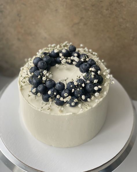 Cake Decorating Blueberries, Aesthetic Blueberry Cake, White Cake With Blueberries, Blueberries For Sal Birthday, Navy Blue Birthday Cake, Blueberry Cake Decoration, Blue White Wedding Cake, Blueberry Wedding Cake, White Cake Design