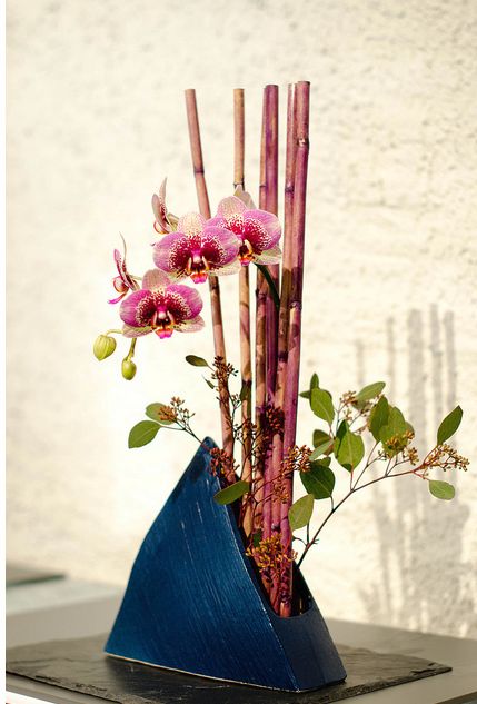 Flower arrangement Art Floral Japonais, Arreglos Ikebana, Sogetsu Ikebana, Ikebana Arrangements, Ikebana Flower Arrangement, Ikebana Vases, Blue Glass Vase, Orchid Arrangements, Bonsai Art