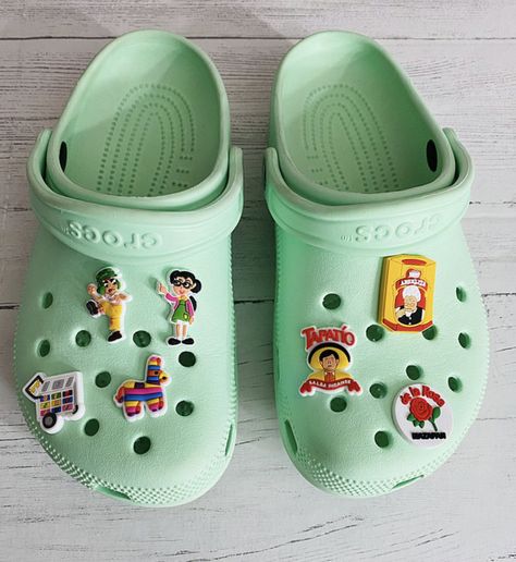 Acotar Clothes, Cool Crocs, Green Crocs, Purple Crocs, Crocs Outfit, Cute Slides, Indoor Slides, Crocs Fashion, Custom Shoes Diy