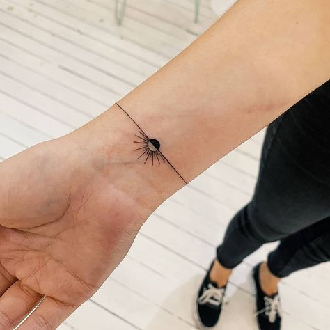 Sun bracelet tattoo inked on the right wrist Wrist Bracelet Tattoo, Sun Bracelet, Bracelet Tattoo, Silhouette Tattoos, Sun Tattoos, Geniale Tattoos, Tiny Tattoo, Tattoo Bracelet, Sun Tattoo