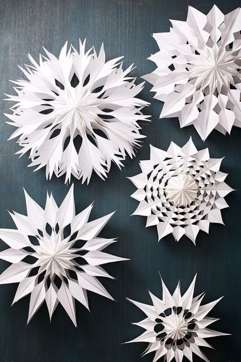 Easy 3d Snowflakes, Paper Bag Snowflakes, Fun Christmas Crafts For Kids, Bag Snowflakes, Elegant Wreaths, Bow Ornaments, 3d Paper Snowflakes, Paper Snowflakes Diy, Craft To Make