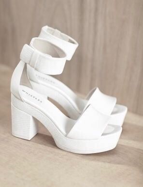 .. White Platforms, Fashion Shoes Heels, Afrikaanse Mode, Shoes Heels Classy, Cute Shoes Heels, Prom Heels, Heels Classy, Fancy Shoes, Cute Heels