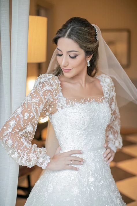 Casamento clássico-contemporâneo na Casa Petra Princess Sparkly Wedding Dress, Storybook Wedding Dress, Wedding Dress Styles Chart, Disney Inspired Wedding Dresses, White Engagement Dresses, Bride Dress Simple, Long Sleeve Wedding Dress, Long Gowns, Stylish Wedding Dresses