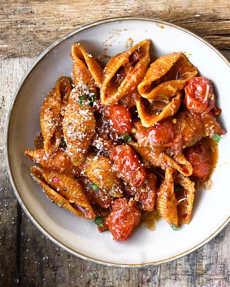 Smoky Bacon Tomato Sauce Pasta - Serving Dumplings Bacon Tomato Pasta, Tomato Sauce Pasta, Pasta Sauce Recipes Tomato, Tomato Pasta Sauce, Sauce Pasta, Ricotta Pasta, Easy Pasta Dishes, Diner Recept, Bacon Pasta