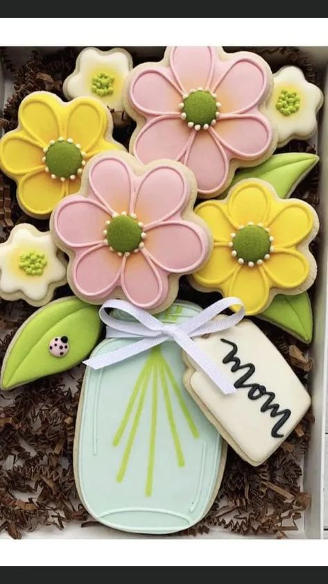 50+ Sweetest Mothers Day Cookies To Treat Mom - HubPages Mother’s Day Sugar Cookies Royal Icing, Tulip Sugar Cookies, Mothers Day Cookies Decorated, Mothers Day Sugar Cookies, Spring Sugar Cookies, Flower Cookies Bouquet, Daisy Cookies, Mothers Day Cookies, Spring Flower Cookies