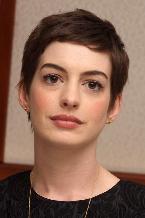 Anne Hathaway Thick Short Hair Cuts, Anne Hathaway Short Hair, Anne Hathaway Hair, Kelly Lebrock, Pixie Haircut Styles, Hair Twists, Curly Pixie Haircuts, Sleek Hair, Short Hair Pixie Cuts