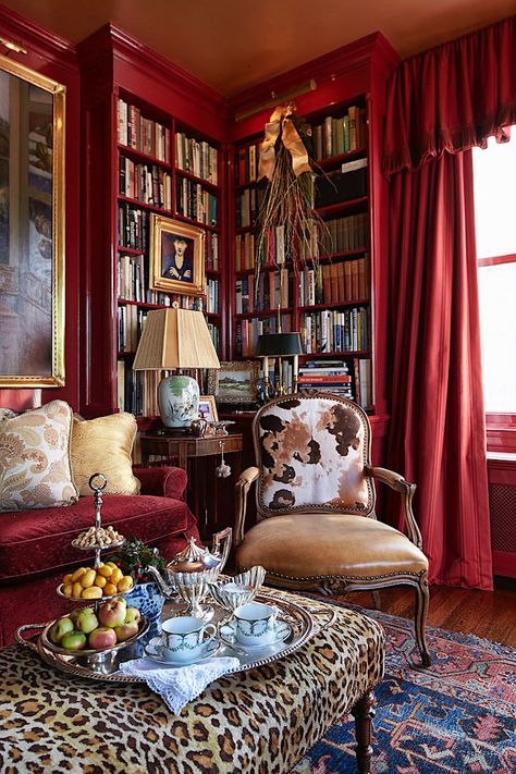 Christmas on Fifth Avenue - Quintessence Hosting Inspiration, Holiday Hosting, Glam Pad, Home Library Design, Casa Vintage, Red Rooms, Home Libraries, Holiday Colors, Christmas 2019