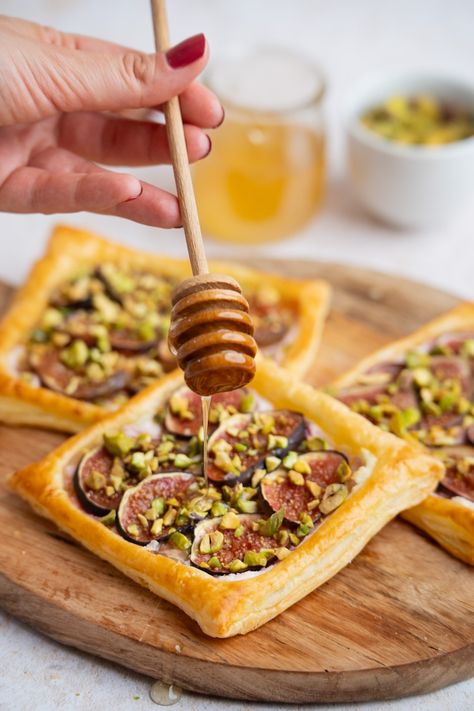 Puff pastry with figs | Good Balanced Food Easy Puff Pastry Desserts, Easy Puff Pastry Recipe, Puff Dessert, Asparagus Tart, Balanced Food, Lunch Smoothie, Puff Pastry Desserts, Easy Puff Pastry, Rhubarb And Custard