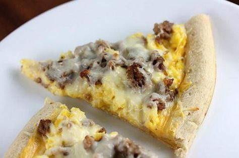 Casey's Breakfast Pizza Copycat Recipe | Pizza for breakfast? Yes please! Caseys Breakfast Pizza, Breakfast Pizza Sauce, Breakfast Pizza Crescent Roll, Pizza Vegana, Breakfast Pizza Recipe, Grilled Cheese Recipes, Pizza Recipes Homemade, Breakfast Pizza, Pizza Recipe