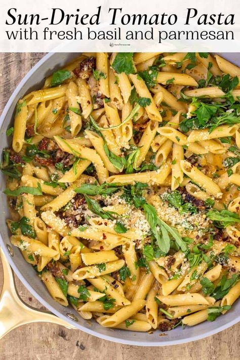 10 minutes is all you need for this sun-dried tomato pasta! And you'll love the creamy yet light sauce (without heavy cream)! Mediterranean Vegetarian, Sun Dried Tomato Pasta, Sundried Tomato Pasta, Mediterranean Foods, Meatless Dishes, Parmesan Cheese Sauce, Clean Dinners, Heirloom Tomato Salad, Mediterranean Meals