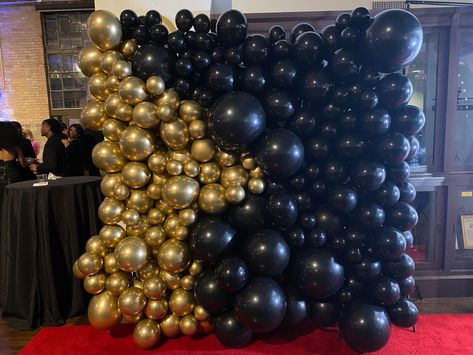 Show stopping black and gold balloon photo backdrop. Perfect photo opp. for any evebnt Black And Gold Balloon Wall, Black And Gold Balloon Decorations, Black Balloon Wall, Black And Gold Balloon Arch, Graduation Garland, Gold Balloon Arch, Balloon For Birthday, Event Backdrops, Balloon Walls