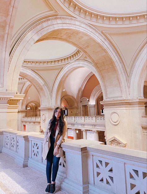 The metropolitan museum of art, new york. Photo ideas Met Nyc Metropolitan Museum, New York Photo Ideas, New York Instagram, Collect Moments, New York Photos, Art Poses, Metropolitan Museum Of Art, Metropolitan Museum, Museum Of Art