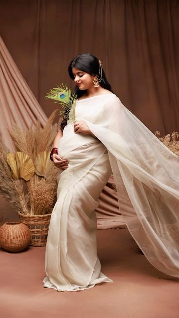 Maternity Couple Shoot Ideas, Pregnancy Photoshoot Indian, Indian Pregnancy Photoshoot, Traditional Pregnancy Photoshoot, Indian Maternity Photoshoot, Maternity Shoot Ideas Indoor, Aesthetic Maternity Shoot, Maternity Photo Shoot Ideas Indoor, Pregnancy Photoshoot Dress