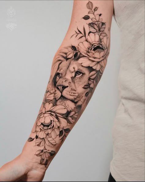 Tattoo Artist Tattoo, Lioness Tattoo, Tattoo Design Tattoo, Feminine Tattoo Sleeves, Artist Tattoo, Tattoo Hand, Inspiration Tattoo, Mother Tattoos, Tattoo Cover Up