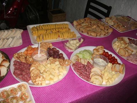 Mesa salada para fiesta de cumpleaños: fiambres queso en cubos, uvas, melón, tomates cherry, pepino, palmitos, tostadas con aceite de oliva, galletitas, arrollados agridulces (rellenos con mayonesa y choclo, o morrón y aceitunas), bocaditos de panchos con masa al horno, canastitas rellenas de ensalada rusa, sándwiches, pebetes. Dips: queso crema (solo, con morrón rojo o aceitunas), paté, mayonesa y choclo. Mexican Food Buffet, Olive Garden Catering, Mexican Food Catering, Mexican Catering, Starting A Catering Business, Wedding Food Catering, Backyard Bbq Wedding, Argentina Food, Argentinian Food