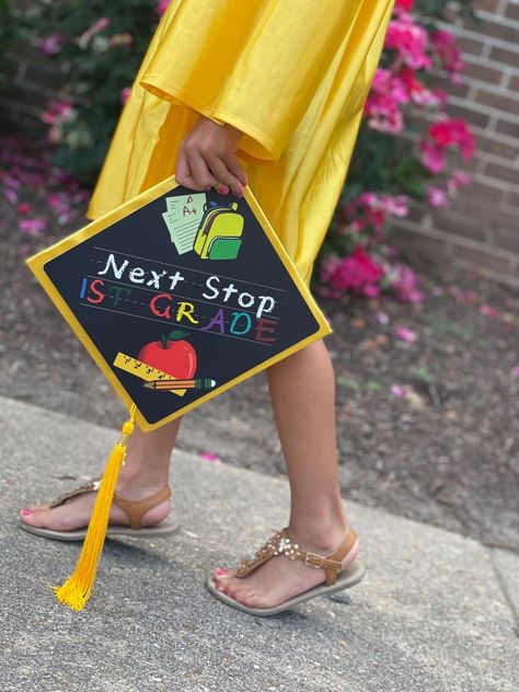 Prek Graduation Photoshoot, Graduation Kindergarten Photography, K5 Graduation Pictures, Elementary School Graduation Pictures, Kindergarten Graduate Photoshoot, Prek Photoshoot, Kindergarten Graduation Photoshoot Ideas, Kinder Graduation Cap Ideas, Kindergarten Photoshoot Ideas