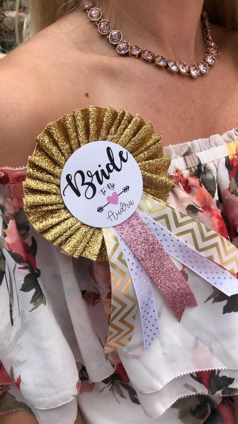 Bridal Shower Accessories For Bride, Badge Design Ideas Diy, Bride To Be Decoration Ideas At Home, Name Badges Ideas, Bridal Shower Ideas Decorations At Home, Diy Birthday Ribbon, Team Bride Pins, Bridal Shower Corsages, Bride To Be Decorations