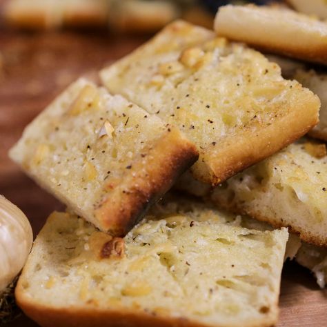 SMOKED GARLIC BREAD – recteq Strawberry Bbq Sauce, Butter Mayo, Best Garlic Bread Recipe, Smoked Garlic, Cornbread Cake, French Bread Loaf, Bread Pull Apart Recipes, Italian Dinner Party, Cranberry Relish