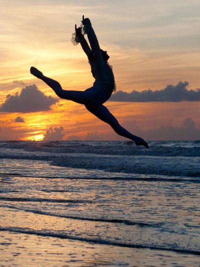 PhoTography is FREEDOM Dance Jumps, Dance Picture Poses, Dancer Photography, Ballet Teacher, Dance Photography Poses, Gymnastics Poses, Dance Like No One Is Watching, Pose Yoga, Dance Photos