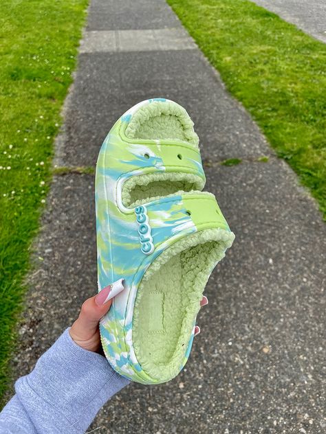 blue green marbled fur croc slides Cozzzy Croc Sandals Outfit, Crocs Fuzzy Slides, Crocs Colors, Marble Crocs, Fur Crocs, Mid Converse, Crocs Fur, Tie Dye Crocs, Croc Slides