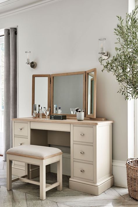 Dressing table shelves