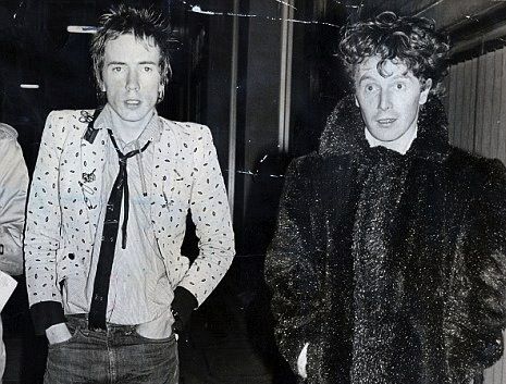 John Lydon + Malcolm Mclaren Jonny Rotten, Malcolm Mclaren, 70s Punk, Johnny Rotten, London Police, Sid Vicious, Dangerous Minds, Music Pics, Punk Rock Bands