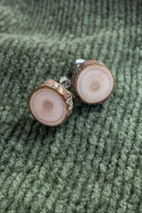 Simple wooden stud earrings that display the annual growth rings of a tree. Made from locally sourced pine. Earrings Display Ideas, Wooden Earrings Handmade, Walnut Jewelry, Wooden Jewelery, Earth Jewelry, Wood Stud Earrings, Woodwork Ideas, Wood Jewelery, Wood Earrings Stud