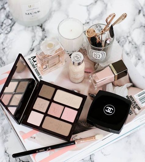 ♛ pinterest: @Princesslivy16 ♛ Cosmetic Pictures, Make Up Photo, Makeup Flatlay, Black Hair Makeup, Makeup Sephora, Blogger Photography, Makeup Train Case, High End Makeup, Chanel Makeup