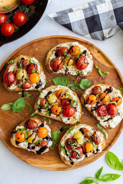 This Ricotta Toast is packed with summer flavors and such a delicious breakfast or snack! It's so simple to make and very filling. Healthy Toast, Ricotta Toast, Summer Flavors, Ricotta Recipes, Deilig Mat, Toast Recipes, Yummy Breakfast, Bruschetta, Ricotta