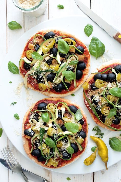 Simple Vegan Pita Pizzas • Green Evi Vegan Pita, Vegan Superbowl Food, Vegan Super Bowl, Pita Pizza, Vegan Lunch Box, Vegan Pizza Recipe, Pita Pizzas, Pizza Topping, Vegan Recipes Beginner