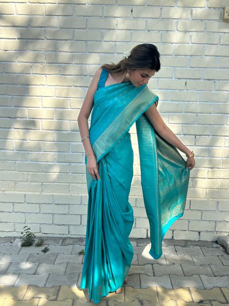 Turquoise silk blend saree for South Indian Wedding. Pair it with a sleevless blouse, small bindi and baby pink jhumkas to xomplete the look. Turquoise Saree, Saree Kanchipuram, Desi Vibes, India Wedding, South Indian Wedding, South India, Indian Outfits, Wedding Outfit, Classy Outfits